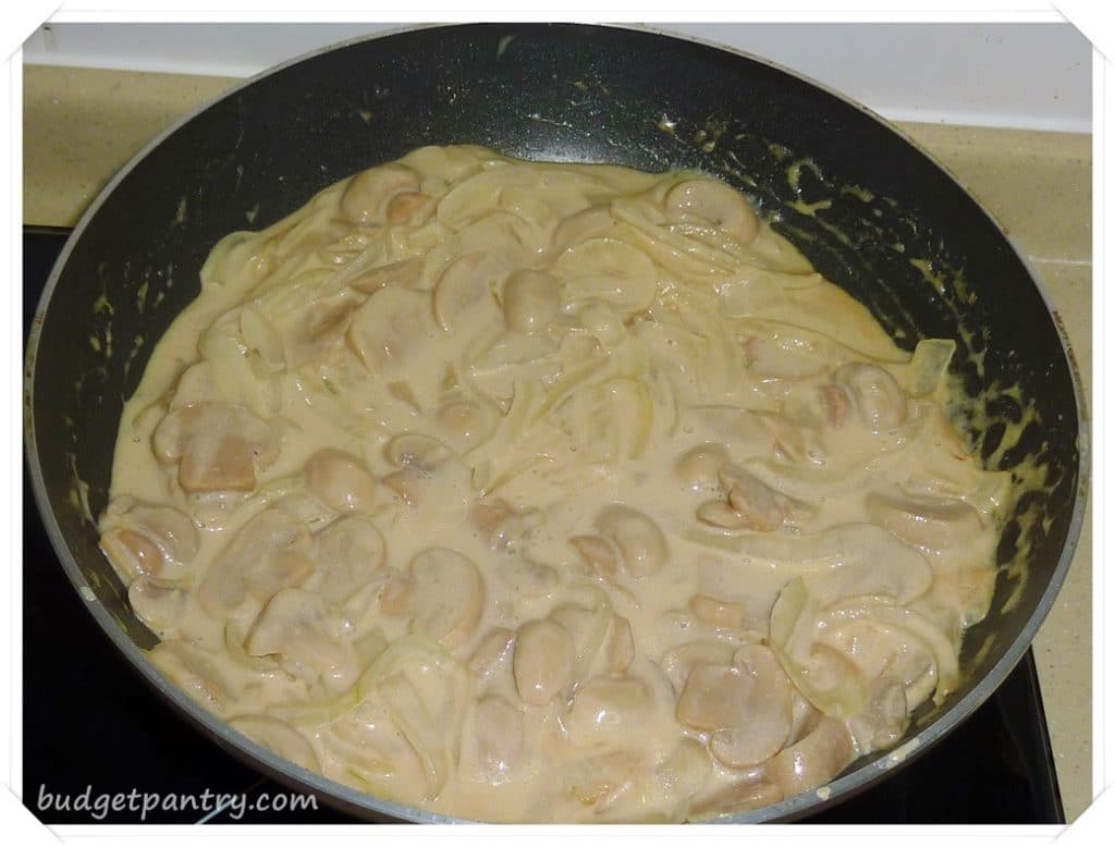 Onions and mushrooms in white sauce